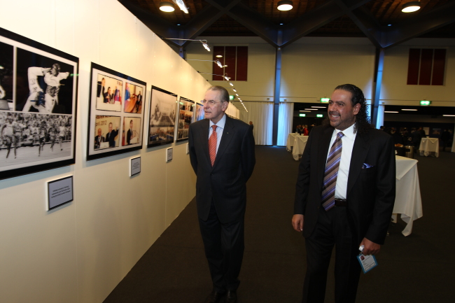 IOC president Jacques Rogge (left) and ANOC president Sheikh Ahmad al-Fahad al-Sabah look at photos displayed in Kim Min-jae’s exhibition at Beaulieu Convention Center in Lausanne on Friday. (ANOC)