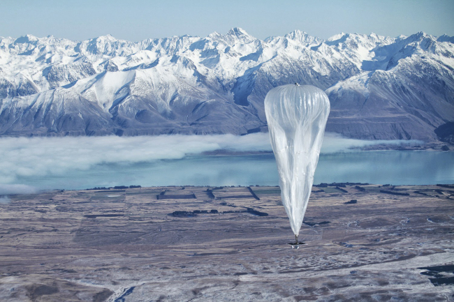 A Google balloon sails through the air in Tekapo, New Zealand. (AP-Yonhap News)