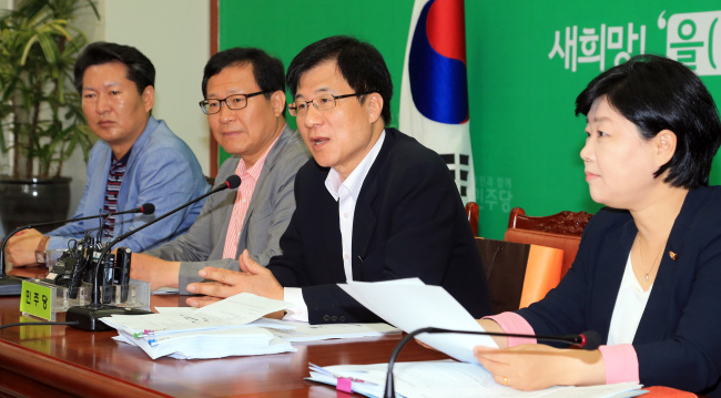 Rep. Shin Kyoung-min (second from right) of the main opposition Democratic Party addresses a news conference at the National Assembly on Sunday. (Yonhap News)