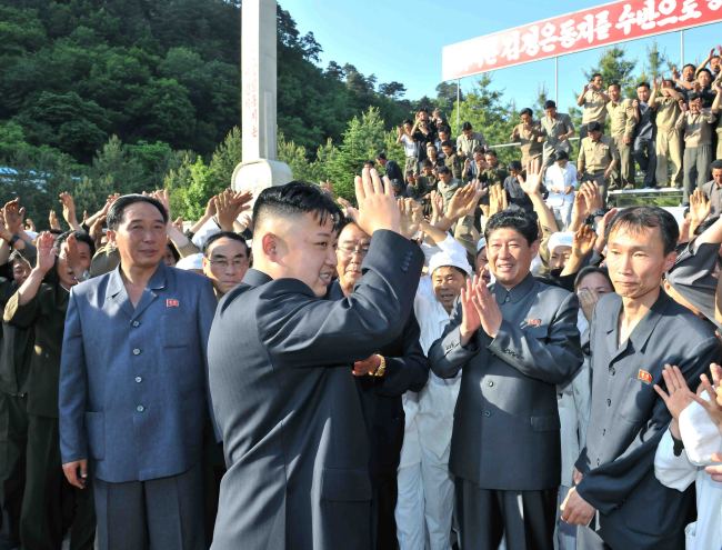 김정은 북한 국방위원회 제1위원장이 대관유리공장을 현지지도했다고 조선중앙통신이 15일 보도했다. 조선중앙통신은 이 사진의 정확한 촬영 날짜를 밝히지 않았다. (연합뉴스)