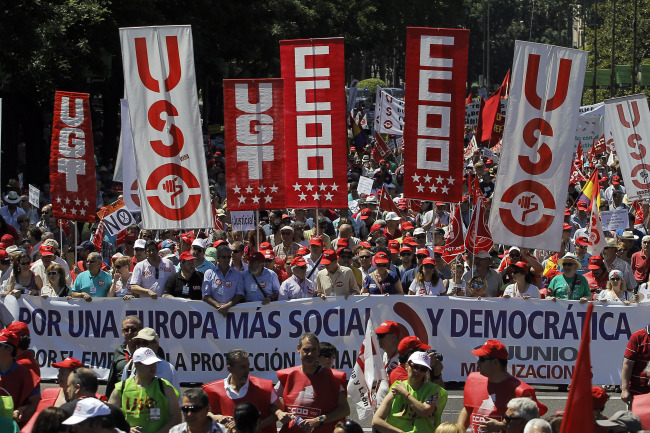 Protesters march holding a banner reading “For a more social and democratic Europe, more jobs and social protection” during a demonstration in Madrid on Sunday. (AP-Yonhap News)