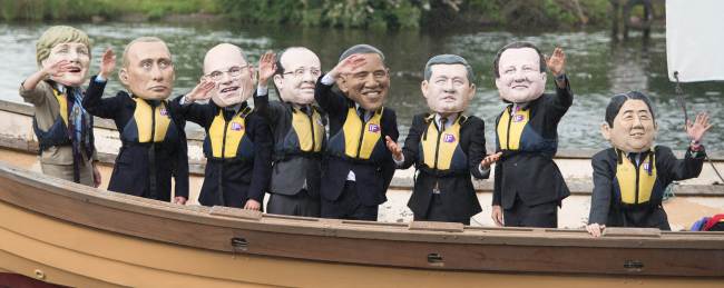 Demonstrators from the “IF campaign” wearing masks depicting G8 leaders protest against tax avoidance during the G8 Summit in Enniskillen, Northern Ireland, Monday. (AFP-Yonhap News)