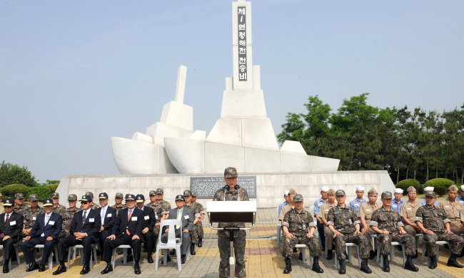 Navy officers involved in the inter-Korean battle off the coast of Yeonpyeongdo Island in the West Sea in 1999 attend a memorial service at a naval base in Pyeongtaek, Gyeonggi Province, on June 12. (Yonhap News)