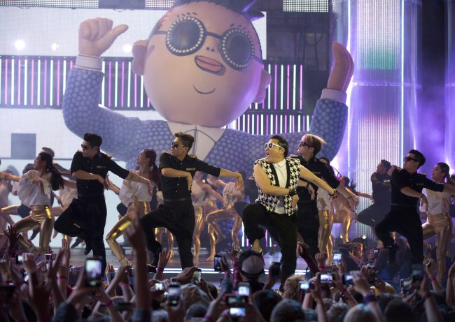 Psy performs “Gentleman” at the 2013 MuchMusic Video Awards in Toronto on Sunday. (Yonhap News)