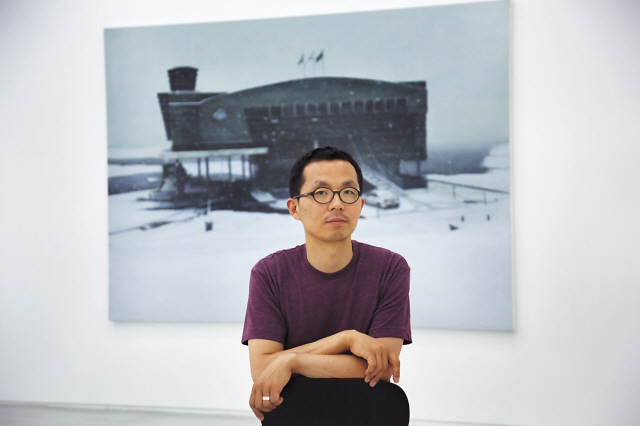 Artist Roh Choong-hyun poses in front of his painting (Kukje Gallery)