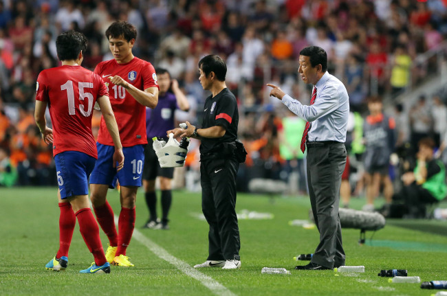 Choi Kang-hee (right) has confirmed his intention to step down from the national team. (Yonhap News)