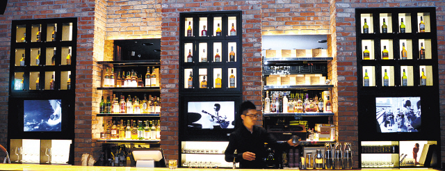 B28, which first opened in Singapore in 2011 and expanded to Seoul this March, does not only specialize in single malt whisky. The Cheongdam-dong bar also has nine single cask whiskies available. (Park Hyun-koo/The Korea Herald)