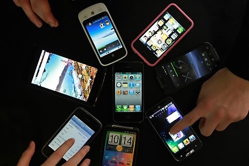 Customers test out various smartphones at a mobile phone store in Seoul.(Yonhap News)