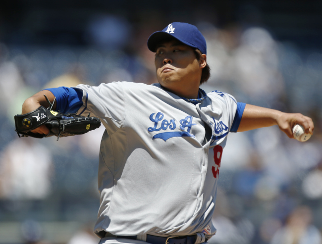 Los Angeles Dodgers starting pitcher Hyun-Jin Ryu winds up in the first inning of a baseball game against the New York Yankees Wednesday. (AP-Yonhap News)