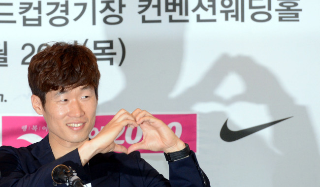 Park Ji-sung makes a heart with his hands during a news conference in Suwon, Gyeonggi Province, Thursday. (Ahn Hoon/The Korea Herald)