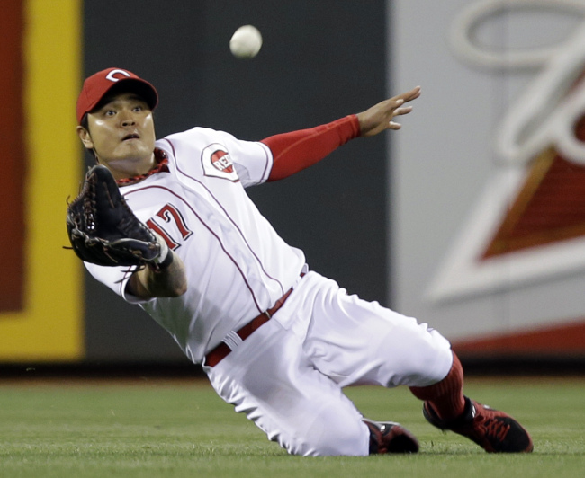 Cincinnati Reds center fielder Choo Shin-soo makes a diving catch in the 12th inning on Wednesday. The Korean went 2 for 6. (AP-Yonhap News)