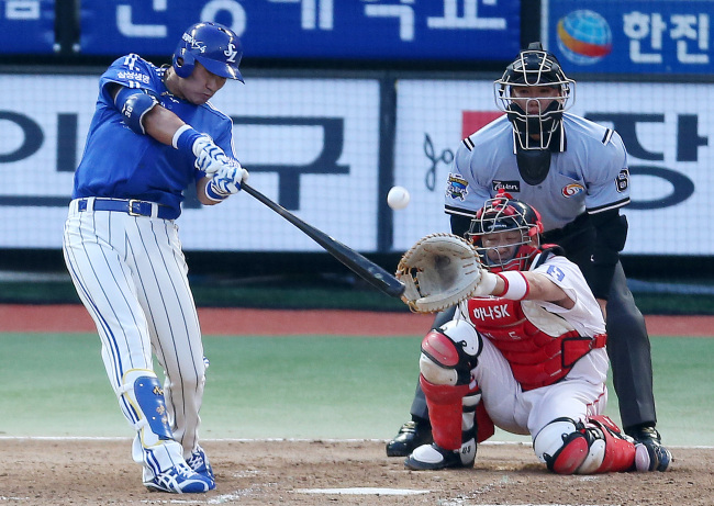 Samsung Lion’s Lee Seung-yeop hits his 352 career home run against the SK Wyverns at Munhak Stadium in Incheon to become the all-time home run leader in South Korean baseball. (Yonhap News)