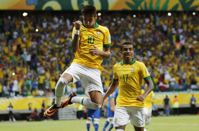 Brazil’s Neymar celebrates after scoring his side’s second goal on Saturday. (AP-Yonhap News)