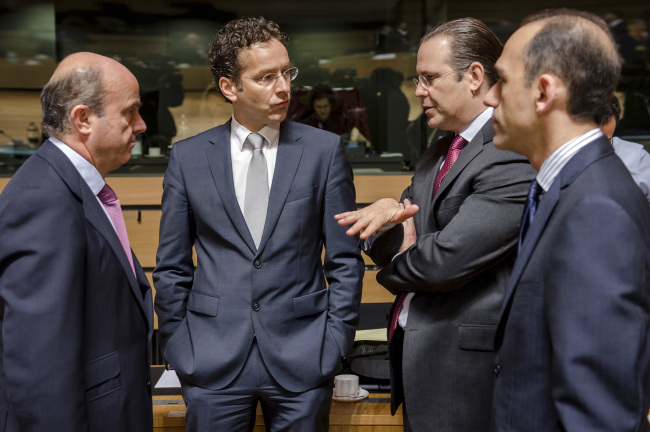 Netherlands’ Finance Minister Jeroen Dijsselbloem (second from left) talks with Spain’s Finance Minister Luis de Guindos (left) and Sweden’s Finance Minister Anders Borg (second from right), while Cyprus’ Finance Minister Charis Georgiades walks by during a European finance ministers’ meeting in Luxembourg on Friday. (AP-Yonhap News)