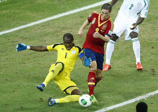 Nigeria goalkeeper Vincent Enyeama (left) challenges Spain`s Fernando Torres during the soccer Confederations Cup group B match between Nigeria and Spain at the Castelao stadium in Fortaleza, Brazil, Sunday. (AP-Yonhap News)