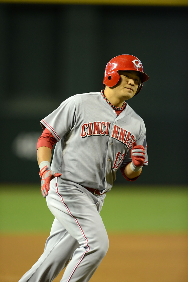 Reds center fielder Choo Shin-soo rounds the bases after hitting a home run in the first inning. (AP-Yonhap News)