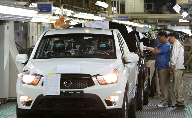 Employees inspect vehicles at Ssangyong Motor’s Pyeongtaek factory in Gyeonggi Province. (Ssangyong Motor)