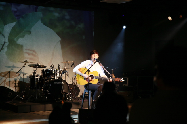 Roy Kim performs at the showcase for his first studio album release “Love Love Love” at the IFC Mall on Tuesday. (Fortune Entertainment)