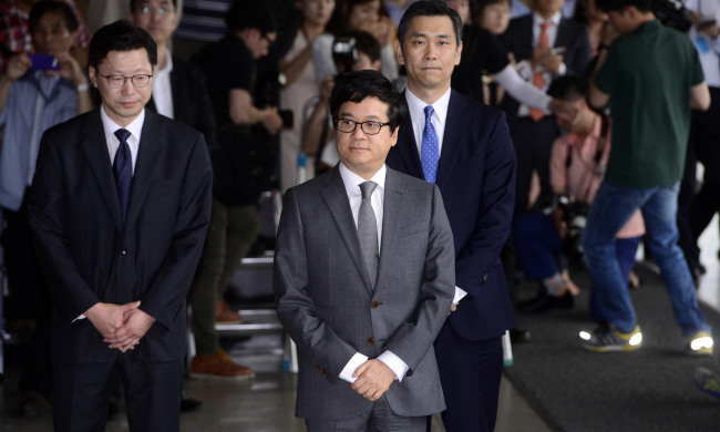 CJ Group chairman Lee Jay-hyun (center) arrives at Seoul Central District Prosecutors’ Office on Tuesday. (Park Hae-mook/The Korea Herald)