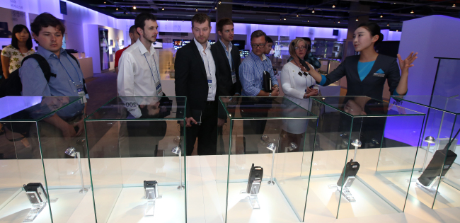 Foreign journalists look at Samsung products Wednesday ahead of the opening of the Samsung Innovation Forum in Suwon on Thursday. (Yonhap News)