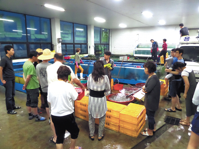 Visitors wait to purchase fresh fish at Bangpo Soosan, a fish market located in Taean’s Bangpo Harbor. (Claire Lee/The Korea Herald)