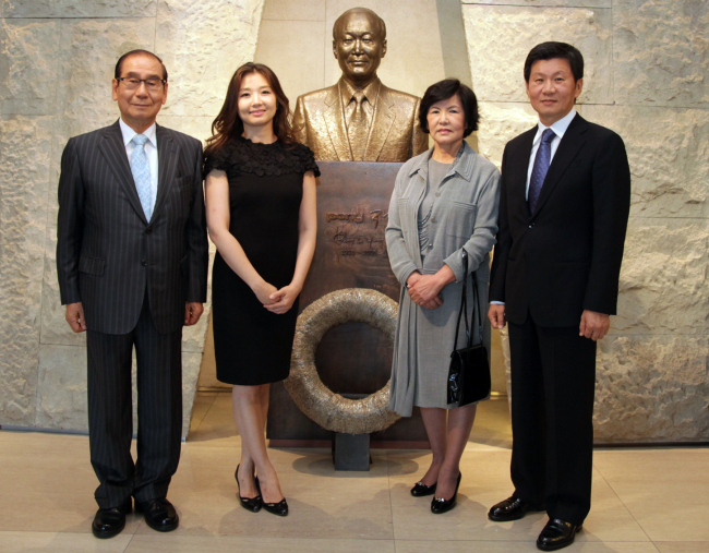 Jeannie Suk (second from left), Korean-American professor at Harvard Law School, poses with Kim Jin-hyun (left), head of the Pony Chung Foundation, Park Young-ja, wife of the late Hyundai Development Co. honorary chairman Chung Se-yung, and company chairman Chung Mong-gyu after winning the foundation’s innovation award on Thursday. (Pony Chung Foundation)