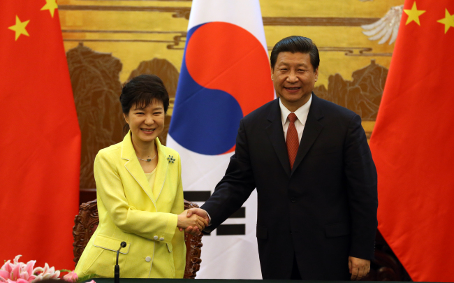 President Park Geun-hye shakes hands with Chinese President Xi Jinping during their news conference in Beijing on Thursday. (Yonhap News)
