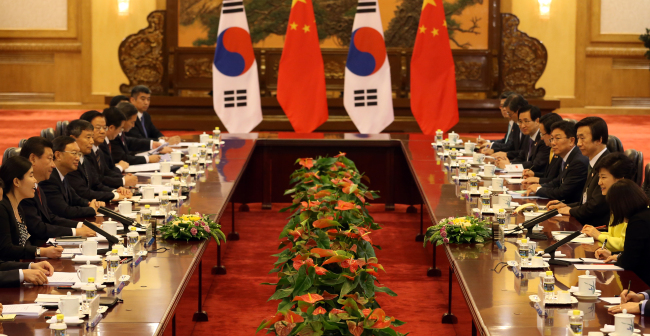 President Park Geun-hye holds summit talks with Chinese president Xi Jinping in Beijing on Thursday. (Yonhap News)