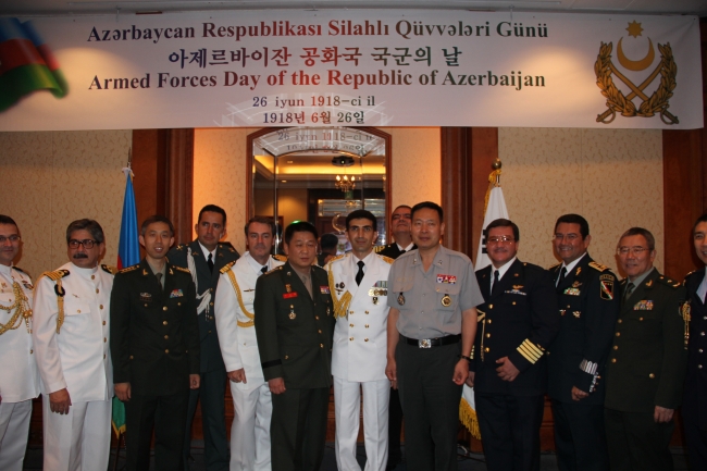 Commander Elchin Jafarov (center), the Azerbaijani Embassy’s military attach, poses for a group photo with other military officers during a reception marking the 95th Armed Forces Day of Azerbaijan at a hotel in Seoul on Tuesday. (Azerbaijani Embassy)