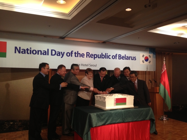 Belarusian Ambassador to Korea Natallia Zhylevic (center) is joined by Korean government VIPs and other foreign envoys in a cake-cutting ceremony during a reception celebrating the country’s National Day at a hotel in Seoul on Tuesday. (Philip Iglauer/The Korea Herald)