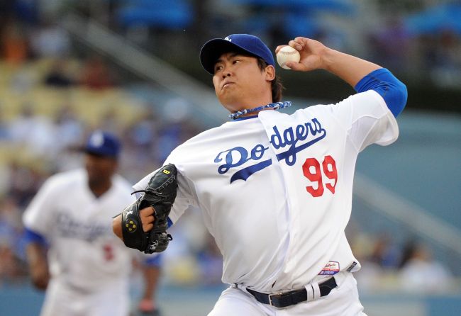 Dodgers starting pitcher Ryu Hyun-jin delivers against the Philadelphia Phillies on Saturday. (AFP-Yonhap News)