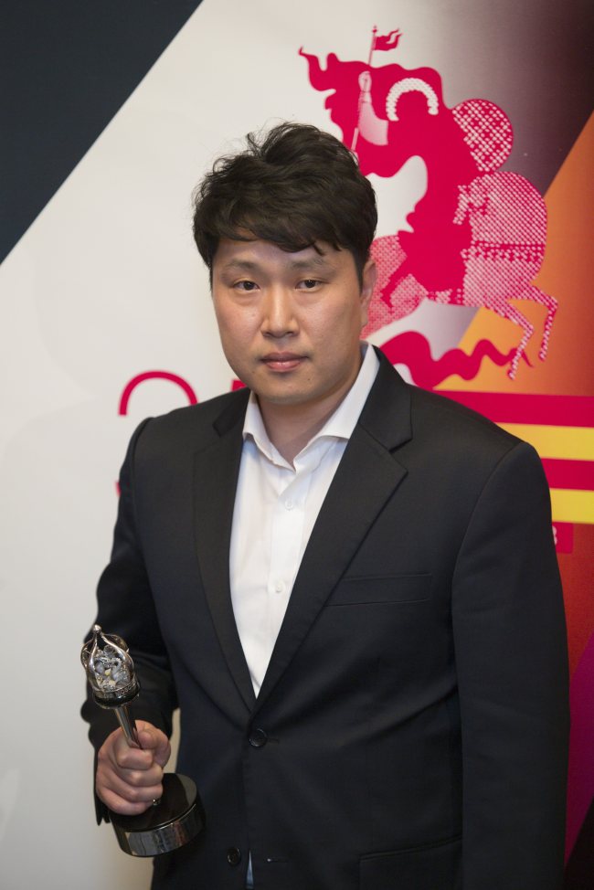 Film director Jung Young-heon holds his “The Silver George” trophy during a closing ceremony of the 35th Moscow International Film Festival in Moscow, Saturday. (AP-Yonhap News)