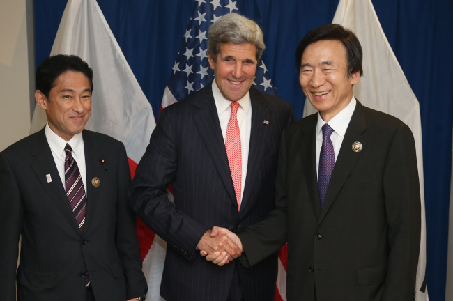 Foreign Minister Yun Byung-se (right), U.S. Secretary of State John Kerry and Japanese Foreign Minister Kishida Fumio pose before their talks in Bandar Seri Begawan, Brunei Darussalam, Monday. (Yonhap News)