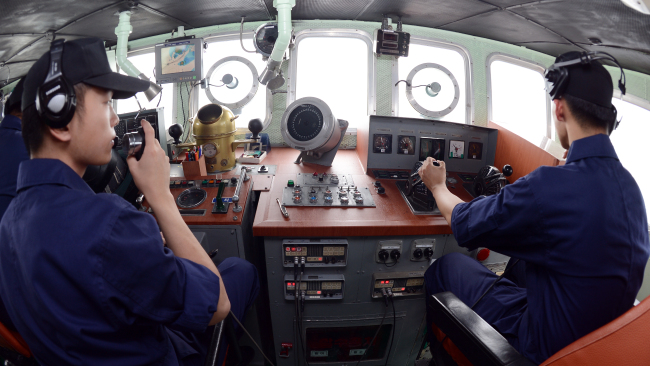 Officers command a Navy ship during a patrol mission near the Northern Limit Line last week.( Ahn Hoon/The Korea Herald)