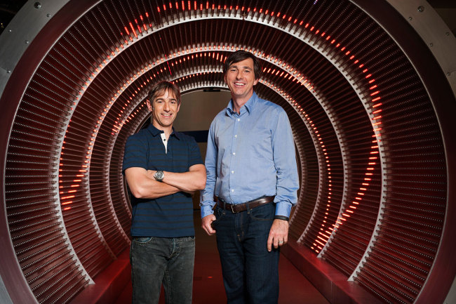 Zynga’s new CEO Don Mattrick (right) and Zynga’s founding CEO Mark Pincus. (AP-Yonhap News)