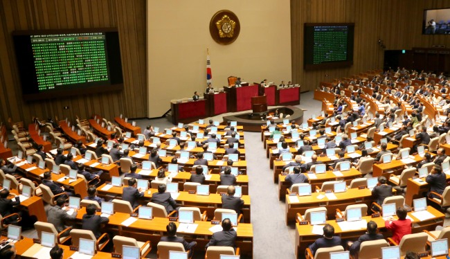 The National Assembly on Tuesday approves the motion to request the perusal and disclosure of the original version of a 2007 inter-Korean summit transcript at aplenary session. (Yonhap News)