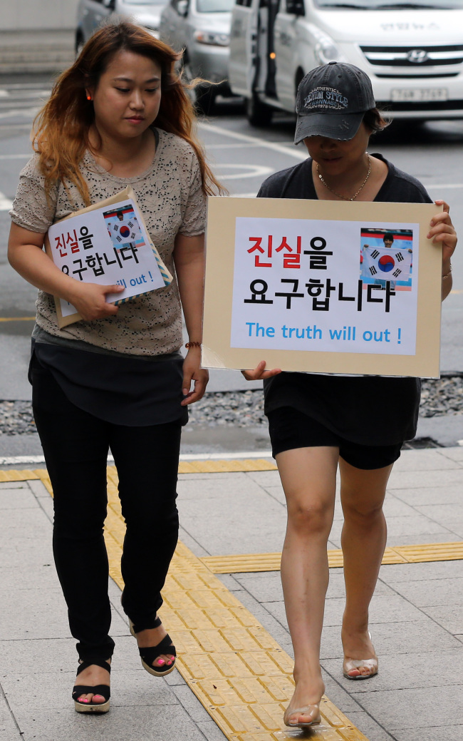 김연경 선수의 팬클럽 회원들이 대한배구협회 감사청원 관련 자료를 들고 2일 오전 서울 감사원으로 들어서고 있다. (연합뉴스)