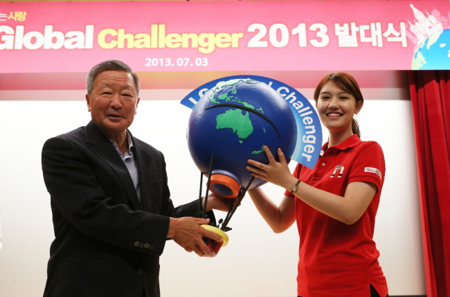 LG Group chairman Koo Bon-moo (left) attends a ceremony to launch a student expedition team in Seoul on Wednesday. (LG Group)