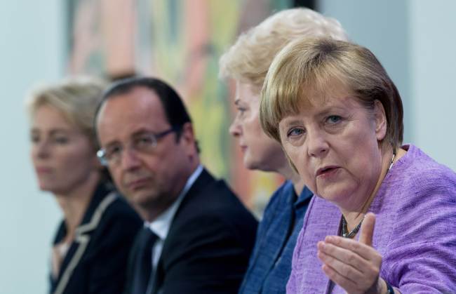 Germany’s chancellor Angela Merkel (right) and French President Francois Hollande address a press conference after a forum on promoting youth employment in Europe in the chancellory in Berlin on Wednesday. (AFP-Yonhap News)