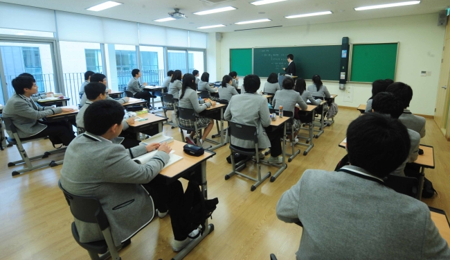 Students in a class at Hana High School in Seoul. (The Korea Herald)