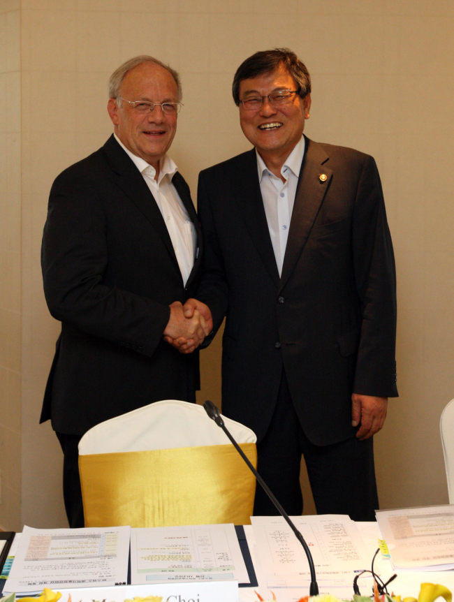 Choi Mun-kee (right), minister of science, ICT and future planning, shakes hands with his Swiss counterpart Johann Schneider-Ammann at his office in Gwacheon, Gyeonggi Province, Monday. (Yonhap News)