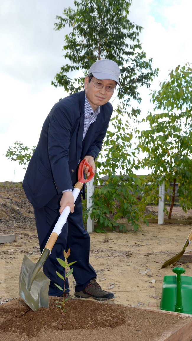 KFS senior official Ryu Kwang-su plants a seedling during his visit to a tree nursery in Indonesia last week. (KFS)