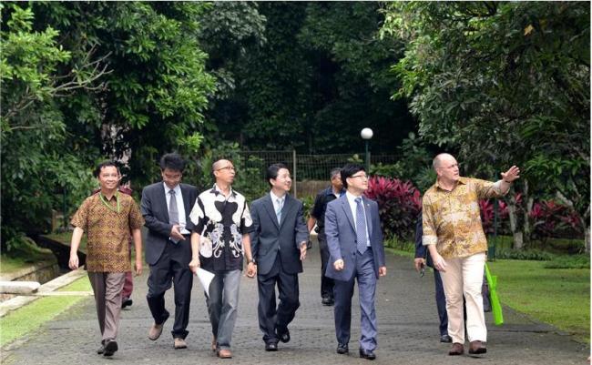 KFS chief Shin Won-sop (second from right) visits the Center for International Forestry Research in Bogor, Indonesia, last week. At right is CIFOR deputy head Peter Kanowski. (KFS)