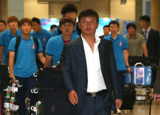 Korea’s U20 national soccer team head coach Lee Kwang-jong and his squad arrive at Incheon International Airport on Tuesday. (Yonhap News)