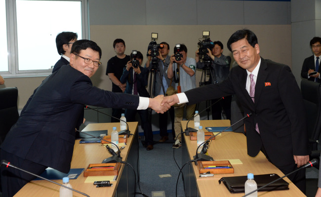 Seoul’s chief delegate Suh Ho (left) shakes hands with his North Korean counterpart Park Chol-su before talks in Gaeseong Wednesday. (Park Hae-mook/The Korea Herald)