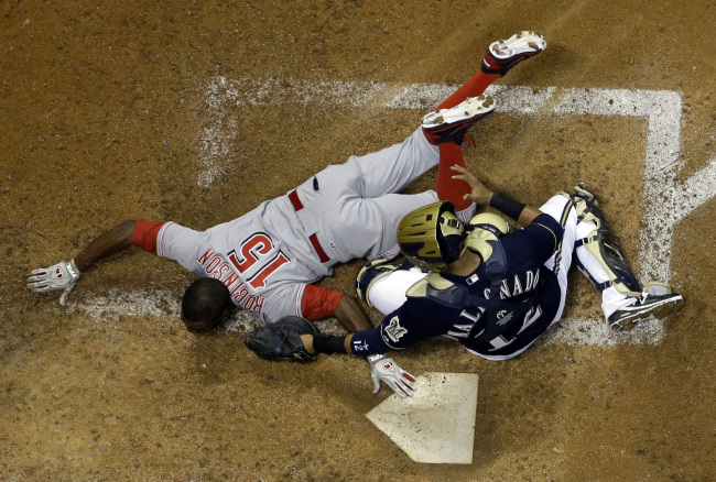 Brewers catcher Martin Maldonado tags out Reds outfielder Derrick Robinson in the seventh inning. (AP-Yonhap News)