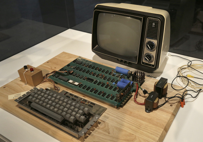 An Apple 1 computer for sale at auction is seen in a June 24, file photo, at the Computer History Museum in Menlo Park, California. (AP-Yonhap News)