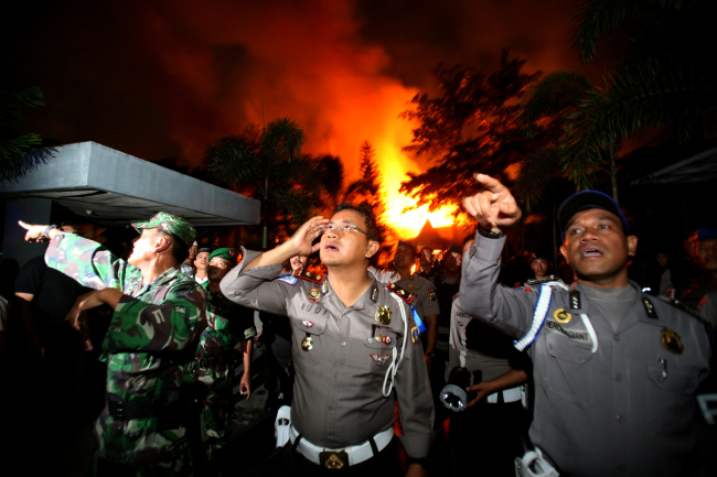 Police officers and soldiers give orders to others as they are deployed outside Tanjung Gusta prison that was partially set ablaze by inmates during a prison riot in Medan, North Sumatra, Indonesia, Thursday. (AP-Yonhap News)