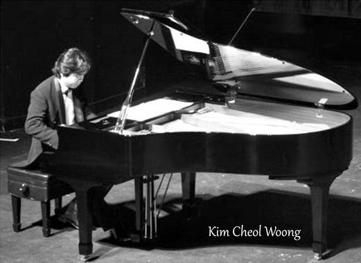 Pianist Kim Cheol-woong plays at a concert. (www.nkhrrescuefund.org)