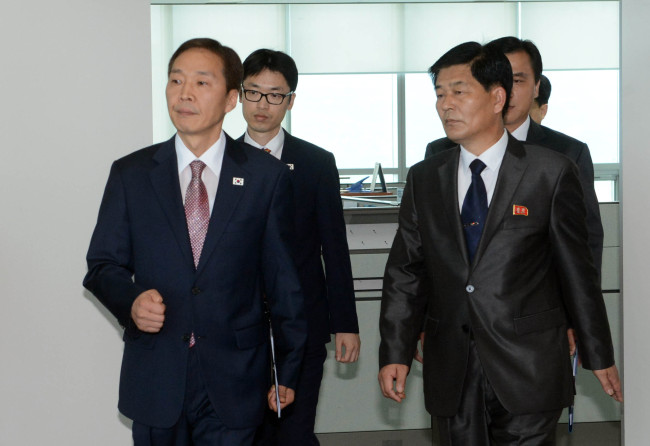 South Korean chief negotiator Kim Ki-woong (left) and his North Korean counterpart Park Chol-su walk into a third round of talks on reopening the Gaeseong industrial complex in the North’s border city Monday. (Joint Press Corps)